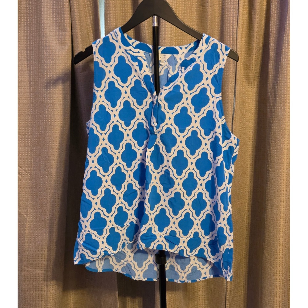 Crown & Ivy V-Neck Sleeveless Shirt Womens Size PXL Blue White Trellis Print